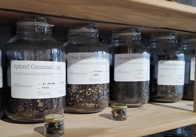 量り売りのお茶などがたくさん売っているお店