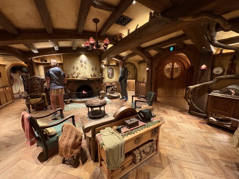 リビングには本物の暖炉の火が燃えています。