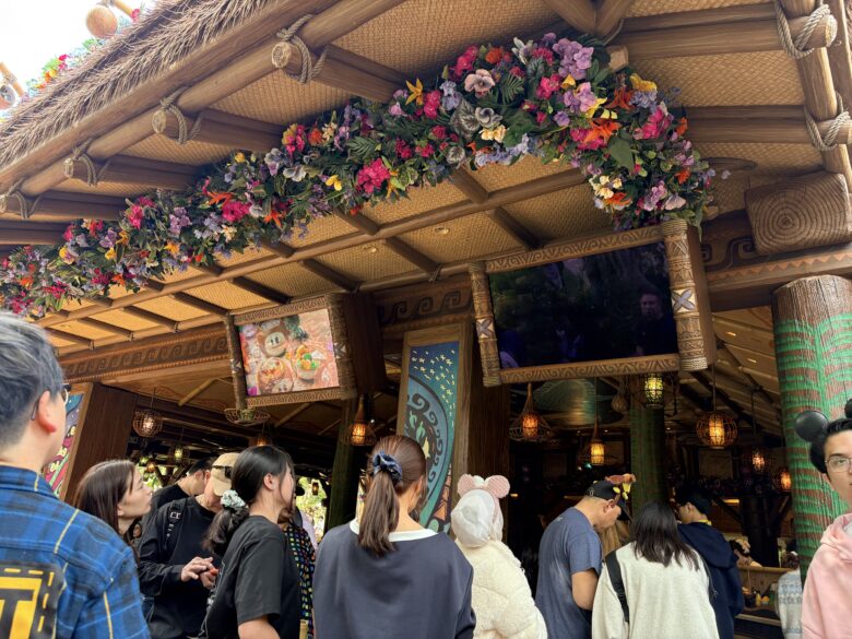 ランチタイムは注文に並ぶことも