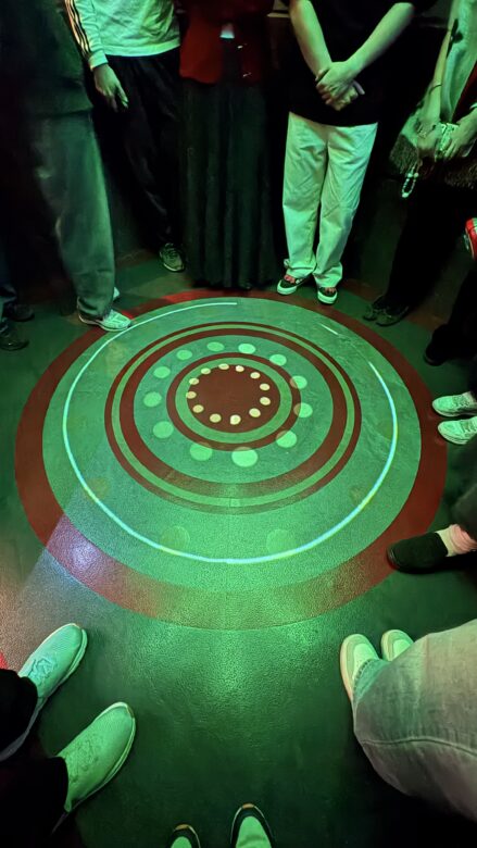 グループで前室に通されます。